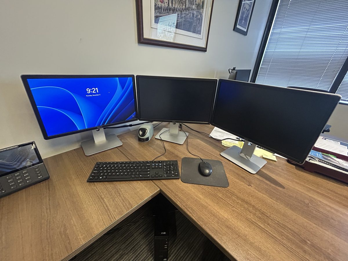iMac corner workstation setup