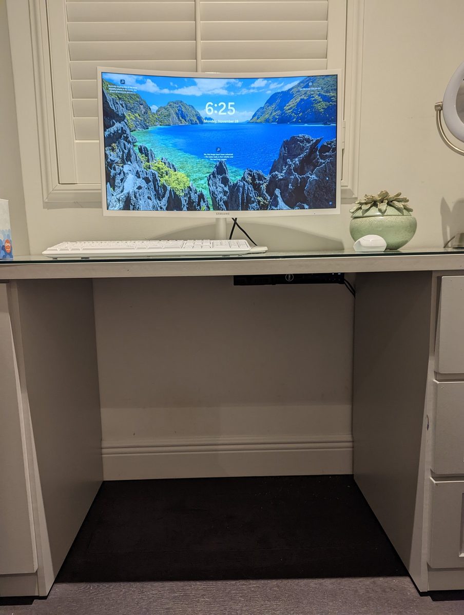 Client workstation with a reef monitor setup